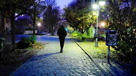 Ein Man geht nachts durch den Görlitzer Park