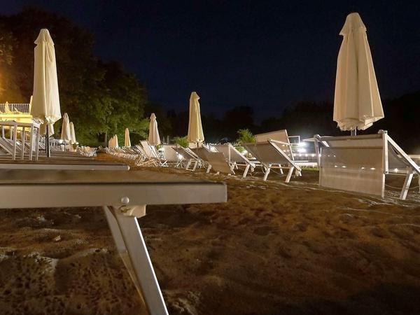 Drinks und Badespaß soll es ab 2016 am „Ku’damm-Beach“ geben. Liegestühle stehen bereit – wenn auch derzeit im Herbst leer. 