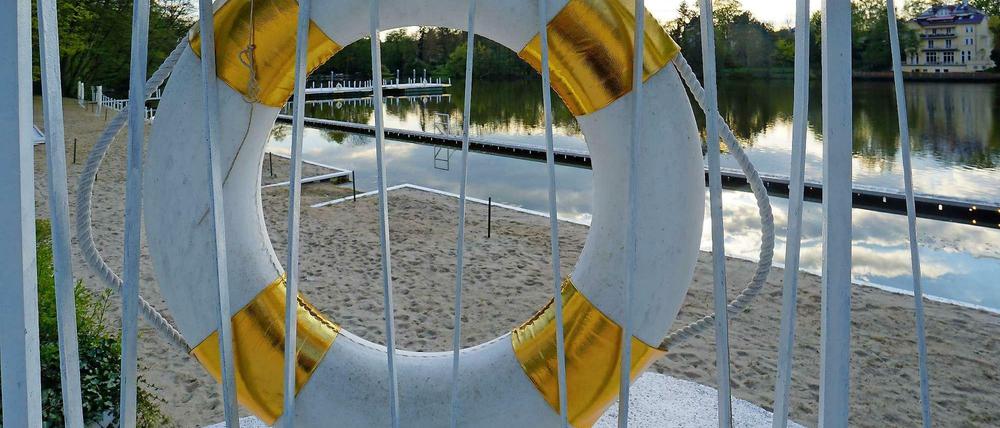 Rettungsring mit goldener Verzierung: Der „Ku'damm-Beach“ am Halensee präsentiert sich als edle Strandbar.