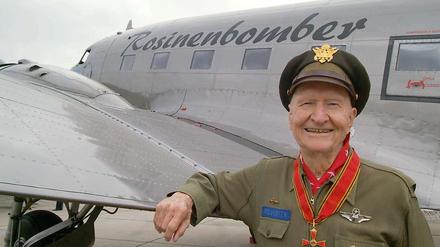 Luftbrücken-Pilot Gail S. Halvorsen vor seiner alten Maschine mit Aufschrift "Rosinenbomber" im Jahr 2008.