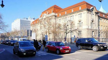 Riskante Abkürzung. Viele Passanten überqueren die Hardenbergstraße jenseits der Fußgängerampeln – wie hier an der Ecke Jebensstraße auf dem Weg zum Amerika-Haus (nicht im Bild).