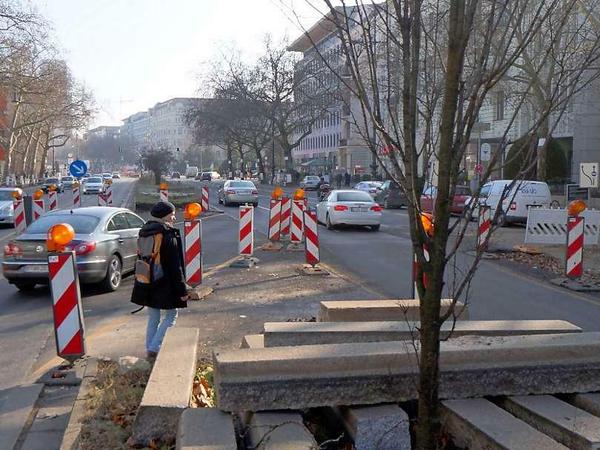 Gefährliche Baustelle. So sollte man die Hardenbergstraße nicht überqueren, warnt die Polizei. Fünf Fußgänger wurden schon schwer verletzt.