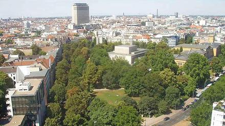 Luftbild der Gerhart-Hauptmann-Anlage, vorn die Bundesallee, links die Meierottostraße, hinten der Fasanenplatz.