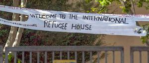 Ein Banner im September vor der ehemaligen Gerhart-Hauptmann-Schule. Aus dem Gebäude soll tatsächlich eines Tages ein internationales Flüchtlingszentrum mit 150 Plätzen werden.