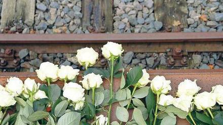 Das Mahnmal am Gleis 17 am Bahnhof Grunewald. Die weißen Rosen wurden bei der jüngsten Gedenkstunde vor zwei Wochen niedergelegt.