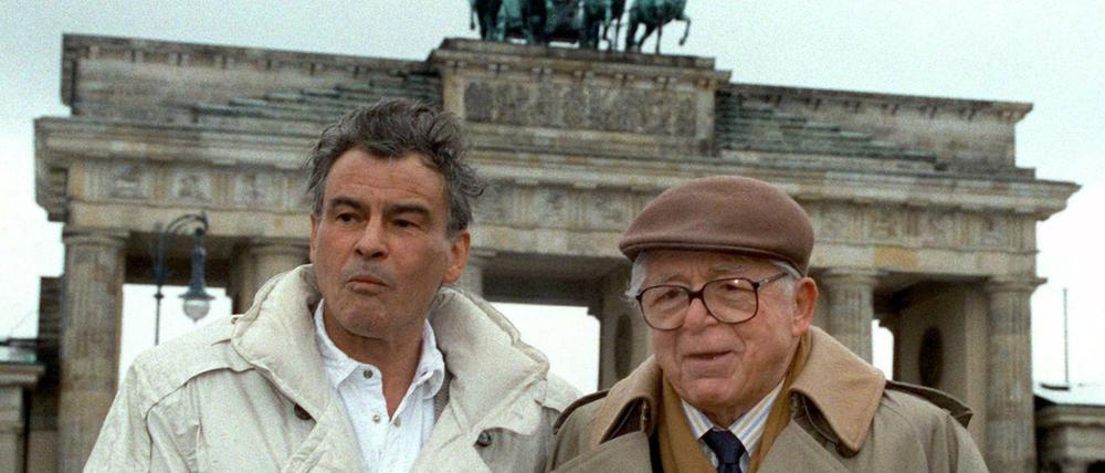 Horst Buchholz (l.) und der US-amerikanische Regisseur Billy Wilder während der Berlinale 1993 vor dem Brandenburger Tor. Buchholz spielte in dem 1961 in Berlin gedrehtem Billy-Wilder-Film "Eins, Zwei, Drei" einen Kommunisten. Der Film wurde kurz vor Errichtung der Berliner Mauer gedreht. 