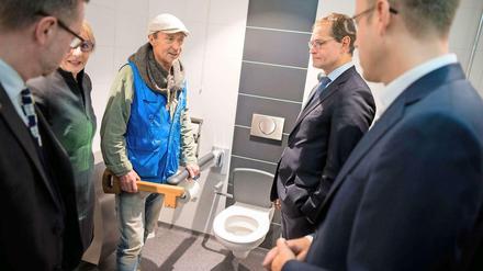 Bahnhofmissions-Leiter Dieter Puhl (3.v.l.) führte unter anderem den Regierenden Bürgermeister Michael Müller (2.v.r.) und Sozialsenator Mario Czaja (r.) durch das Hygienecenter.