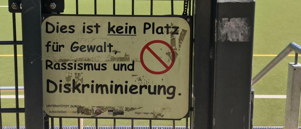 Schilder an Berliner Fußballplatz, die zu Gewaltlosigkeit und Respekt aufrufen.