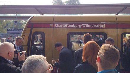 Festakt im S-Bahnhof. Dieser Zug der Baureihe 481 heißt jetzt „Charlottenburg-Wilmersdorf“.