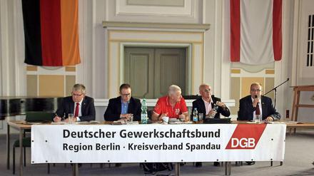 Helmut Kleebank (links) und Gerhard Hanke (rechts) mit dem Kreisvorstand des DGB auf dem Podium-
