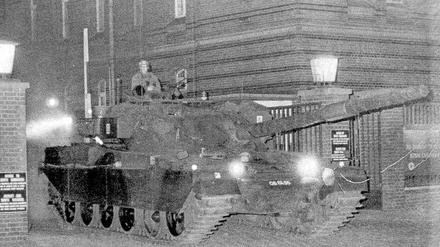 Alarmübung "Schaukelpferd": Ein britischer Panzer rollt nachts zur Havelüberquerung aus der damaligen Smuts-Kaserne. Dieses Foto entdeckte Tagesspiegel-Reporter Rainer W. During in seinem Altarchiv. 