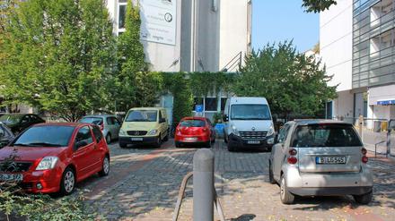 Autos auf einem Parkplatz in Berlin
