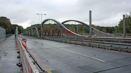Die neue Brücke (rechts) sollte am 1. November freigegeben werden. Die Behelfsbrücken (links) wird 2017 abgebaut.