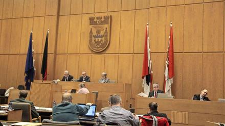 Die Bezirksverordnetenversammlung tagt im Sitzungssaal des Rathauses.