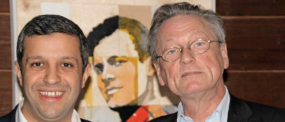 Raed Saleh (links) und Peter Brandt vor einem Portrait des jungen Willy Brandt.
