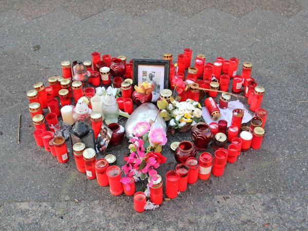 Ein Herz aus Grablichtern für den getöteten Fußgänger auf dem Gehsteig an der Unfallstelle.