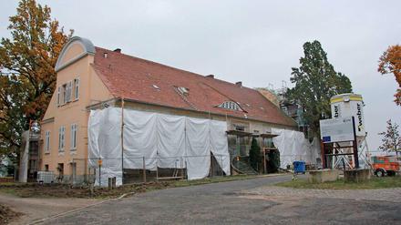 Derzeit wird die Fassade des Gutshauses restauriert.