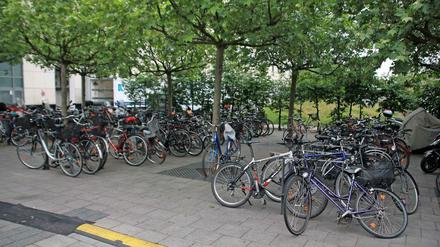 Die vorhandenen Fahrrad-Stellplätze sind meist ausgelastet.