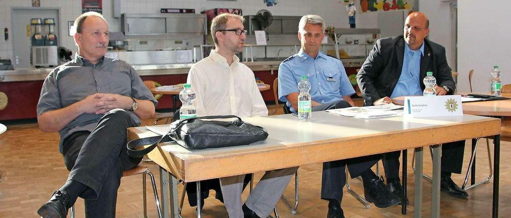 Harald Chybiak, Daniel Buchholz, Guido Jüngling und Stephan Machulik (v.l.n.r.) informierten über die Kriminalitätsentwicklung in der Wilhelmstadt.