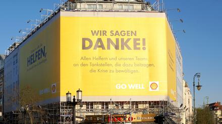 Riesiege gelbe Shell-Werbeplane verdunkelt Wohnungen am Kaiserdamm in Berlin.