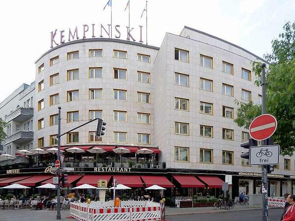 Wie hier am frühen Mittwochabend genießen Touristen und Berliner gern den Ku'damm-Blick, den das Restaurant Reinhard's im Kempinski bietet. 