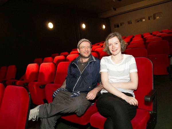 Gelegentlich zeigt Banush auch Filme im Ex-Kino „Klick“ an der Windscheidstraße. Hier sieht man ihn mit Nora Kasparick vom Laden „DaWanda Snuggery“, zu dem der Saal heute gehört. 