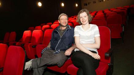 Die roten Sessel stehen bereit. Regisseur Patrick Banush und Nora Kasparick von der „DaWanda Snuggery“ laden ins frühere Charlottenburger Kino „Klick“ ein. 