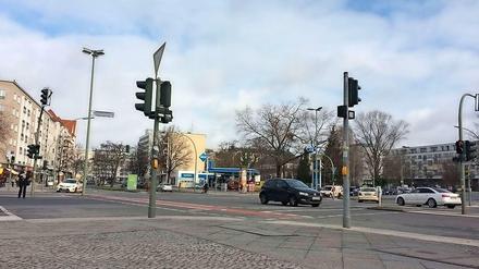 Eine Folge autogerechter Stadtplanung: Die große, ungemütliche Kreuzung zwischen der Mecklenburgischen Straße, der Blisse- und der Uhlandstraße. 