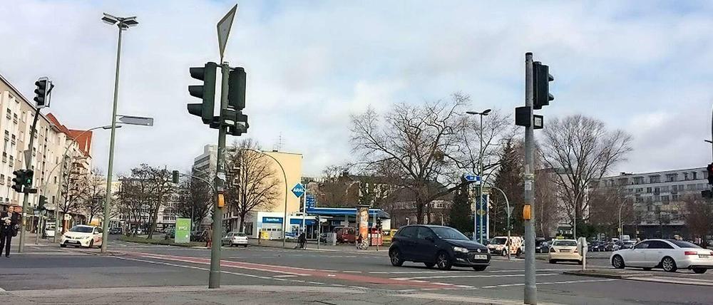 Eine Folge autogerechter Stadtplanung: Die große, ungemütliche Kreuzung zwischen der Mecklenburgischen Straße, der Blisse- und der Uhlandstraße. 