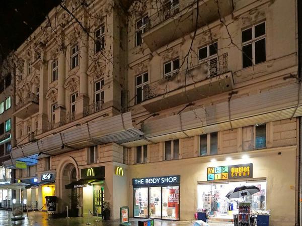 Wie es am Ku'damm 15 weitergeht, ist unklar. Die zwei Läden rechts bleiben nicht mehr lange. McDonald's verhandelt noch mit dem neuen Vermieter.