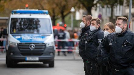 Staatsmacht mit Maske. 500 Beamte der Berliner Polizei und 500 Bundespolizisten gehen am Wochenende auf Corona-Streife.