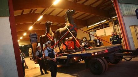 Eskortiert von der Polizei wurden die „Schreitenden Pferde“ des Bildhauers Josef Thorak 2015 in einem Gewerbegebiet in Bad Dürkheim (Rheinland-Pfalz) mit einem Tieflader aus einer Lagerhalle gefahren.