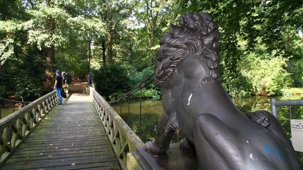 Große Löwen, flaches Geländer - und damals schon gesperrt: die Löwenbrücke, fotografiert 2011.
