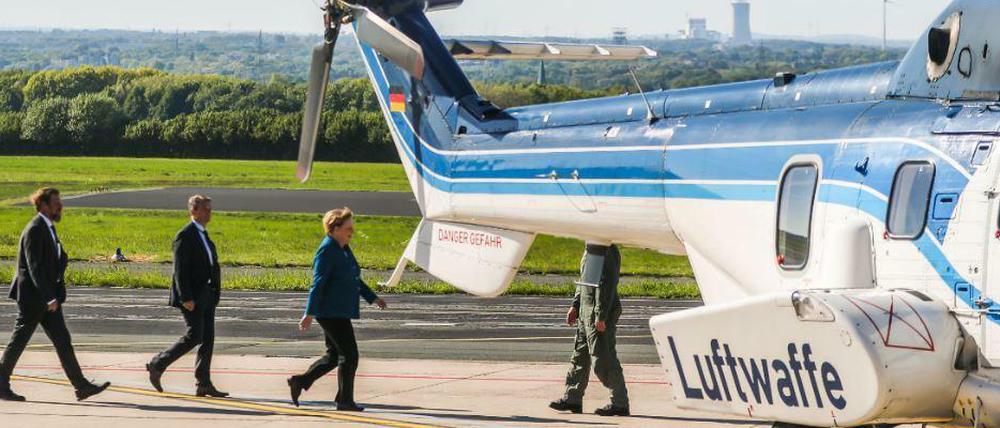 Die Bundesregierung nutzt die Helikopter - hier Kanzlerin Merkel mit dem Hubschrauber in Dortmund.