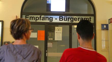 Wartende Besucher im Bürgeramt Charlottenburg-Wilmersdorf im Rathaus (Bild von 2012).