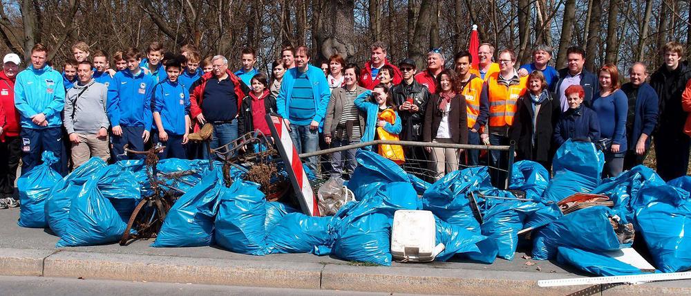 Müllsammler am Olympischen Platz: Ein Bild des Frühjahrsputzes im vorigen Jahr.