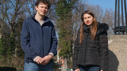 Geflüchteten-Helfer Dimitri Kessler mit Olena Voronova, die aus Kiew nach Berlin geflüchtet ist.