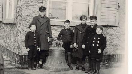 Das Bild zeigt die abgenommene Glocke und einige Kinder vor der Philipp-Melanchthon-Kapelle und stammt etwa aus dem Jahr 1942.