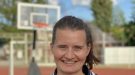Porträbild von Franziska Keich, Türkiyemspor Basketball. Fotografiert vor einem Basketballkorb.