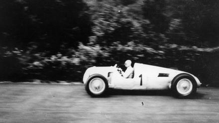 Der Rennfahrer und SS-Mann Bernd Rosemeyer unterwegs auf dem Nürburgring im Auto Union Typ C.