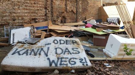 Müll in einem Hinterhof in Berlin-Pankow, unter anderem mit einer Matratze mit der Aufschrift "... oder kann das weg?".