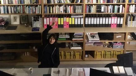 Verlegerin Anna-Sophie Springer vor hoch aufragendem Bücherregal.