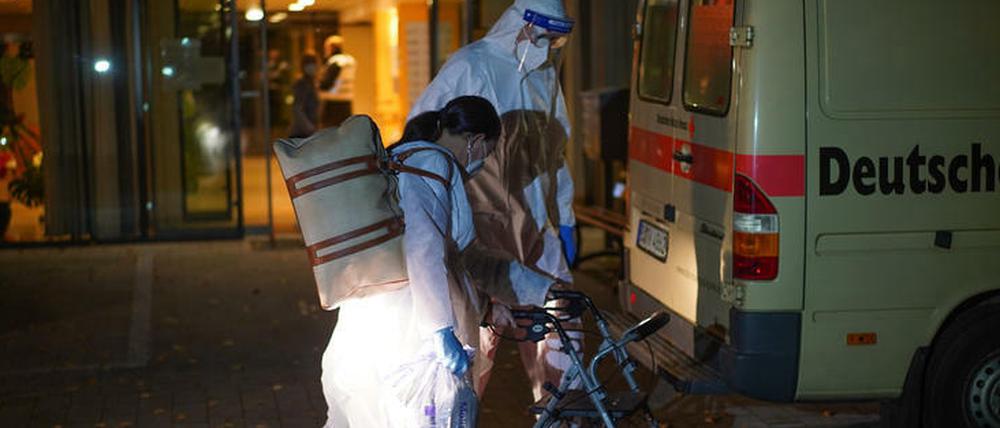 Evakuierung eines Pflegeheims in Berlin-Lichtenberg wegen Coronavirus-Fällen.