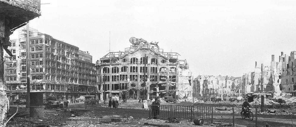 Alexanderplatz in Trümmern, Berlin-Mitte, Mai 1945, Schwarz-Weiß-Foto.