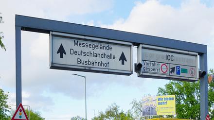 Veraltetes Schild am Autobahndreieck Funkturm mit HInweis auf die 2011 abgerissene Deutschlandhalle.
