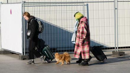 Zwei geflüchtete Frauen aus der Ukraine kommen mit Hund und Gepäck in Berlin an.