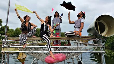 Zirkus-Kollektiv Circus Space Pirates jongliert auf dem Wasser.