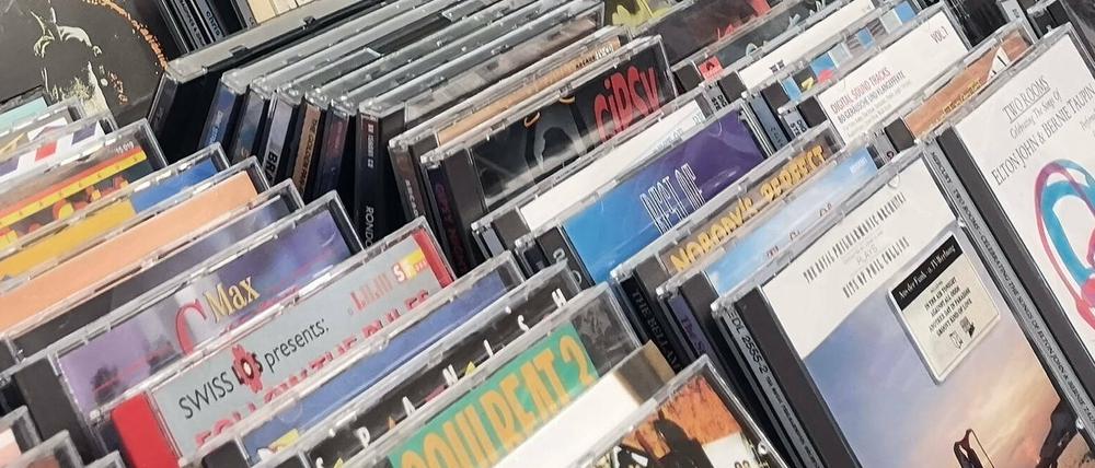 CDs aufgereiht in einem Laden.