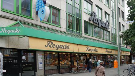 Straßenfront des Feinkost-Geschäfts Rogacki in der Wilmersdorfer Straße in Berlin-Charlottenburg.