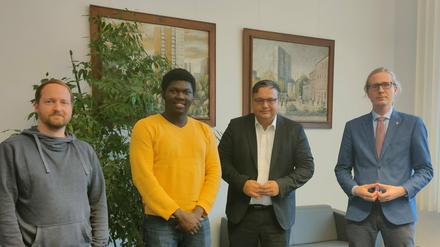 Gruppenbild mit Michael Mallé vom Lichtenberger Register, Adegbayi Balogun, Bezirksbürgermeister Michael Grunst (Linke) und Stadtrat Kevin Hönicke (SPD).